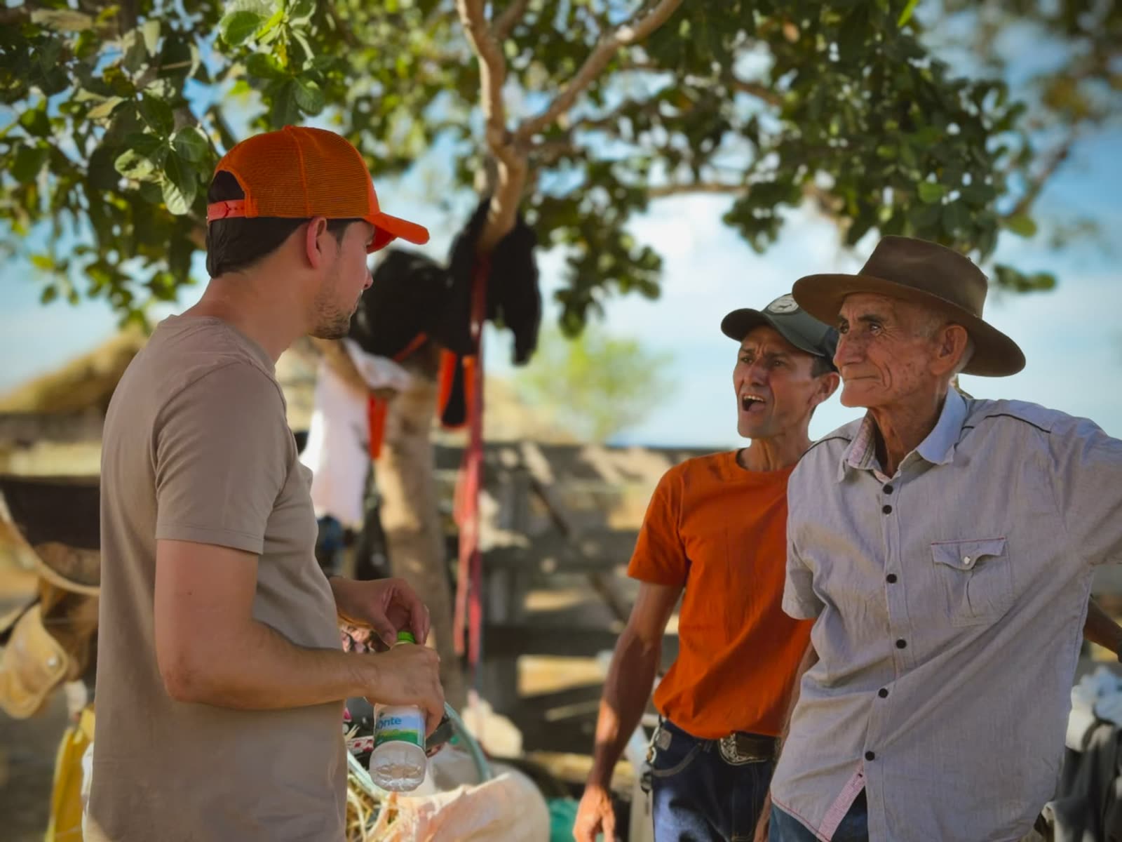 Ikaro Barbosa conversando com vaqueiros no interior