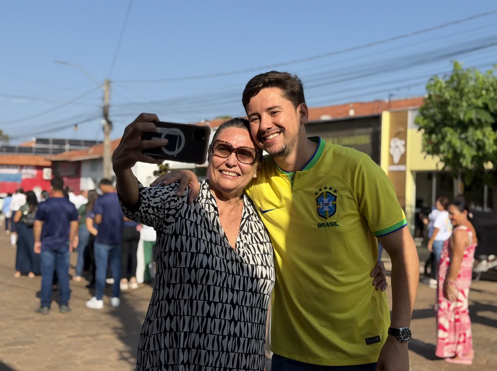 Ikaro Barbosa em selfie com uma apoiadora sorridente na praça