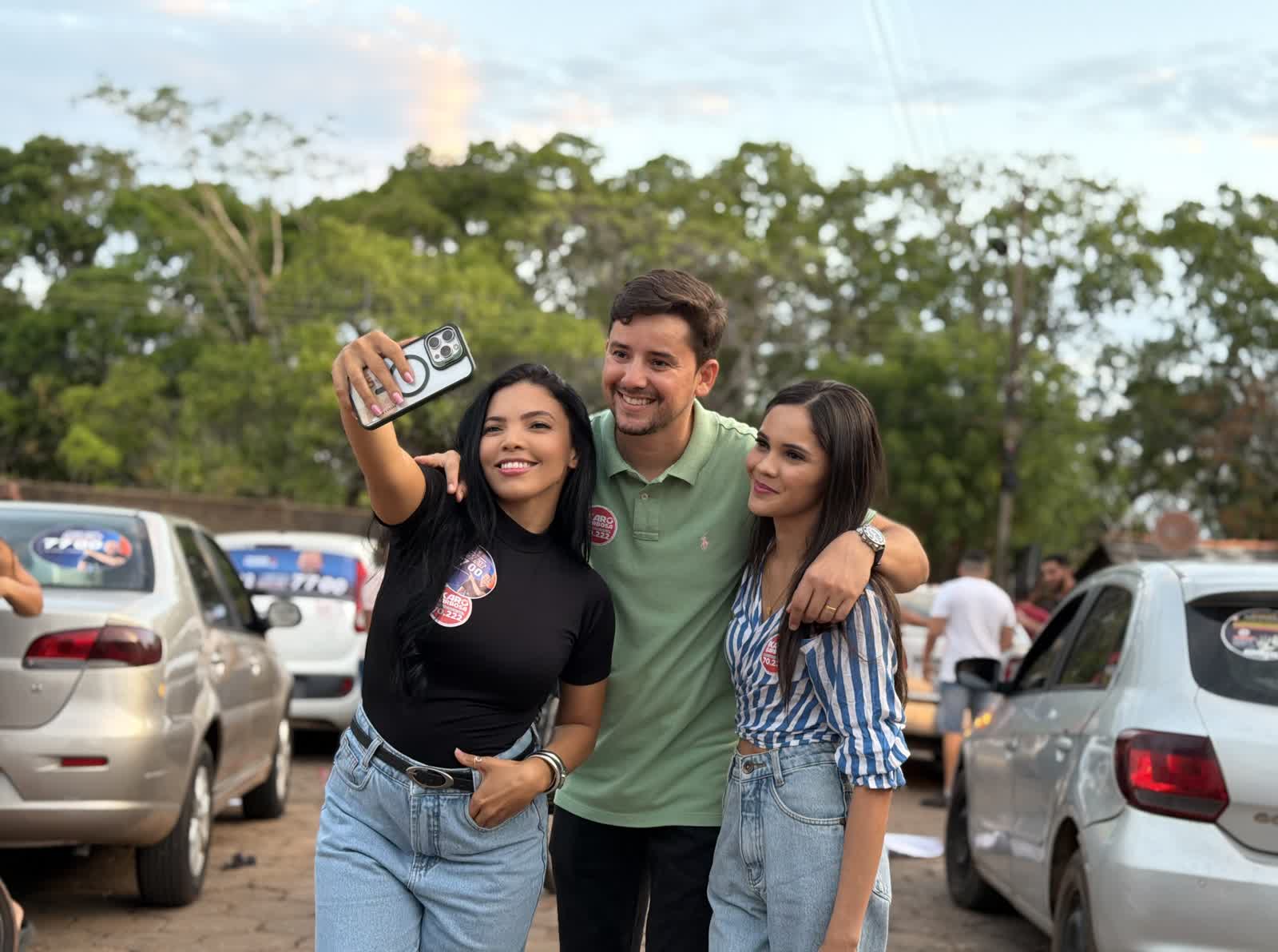 Ikaro Barbosa em selfie com duas apoiadoras durante carreata