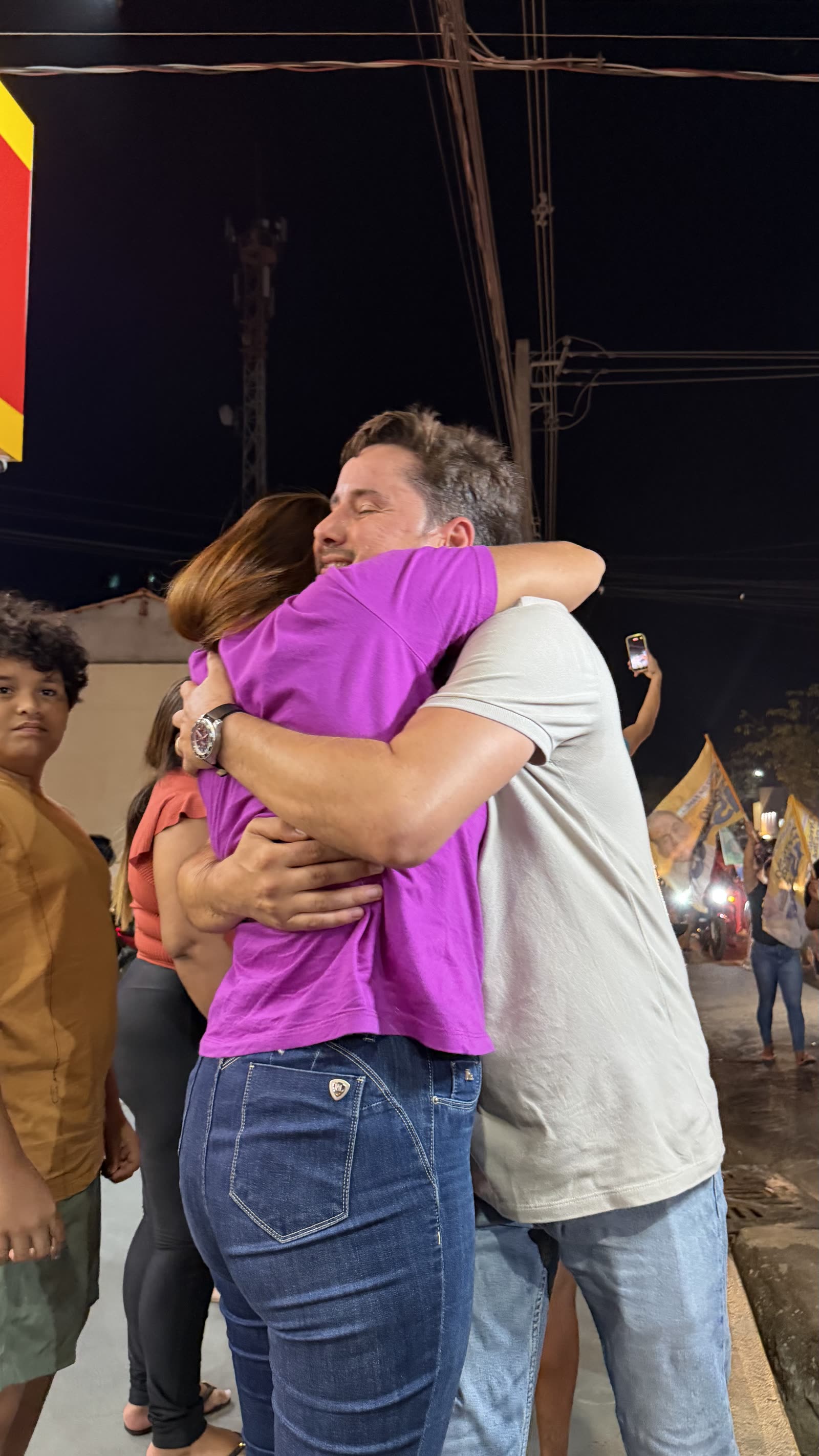 Ikaro Barbosa abraçando uma apoiadora durante caminhada noturna